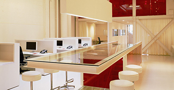 點(diǎn)綴著半透明的紅色平面和引人注目的結(jié)構(gòu)細(xì)節(jié)